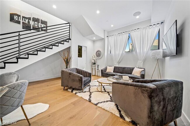 Building Photo - 3 br, 2.5 bath House - 1447 N Martel Ave