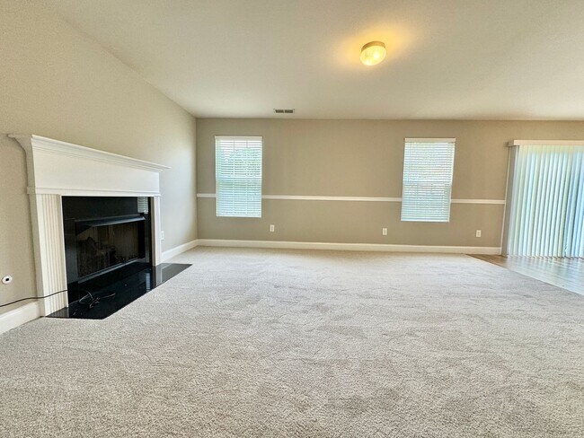 Foto del edificio - 3 Bed, 2 Bath Home with Fenced Backyard and 2 Car Garage