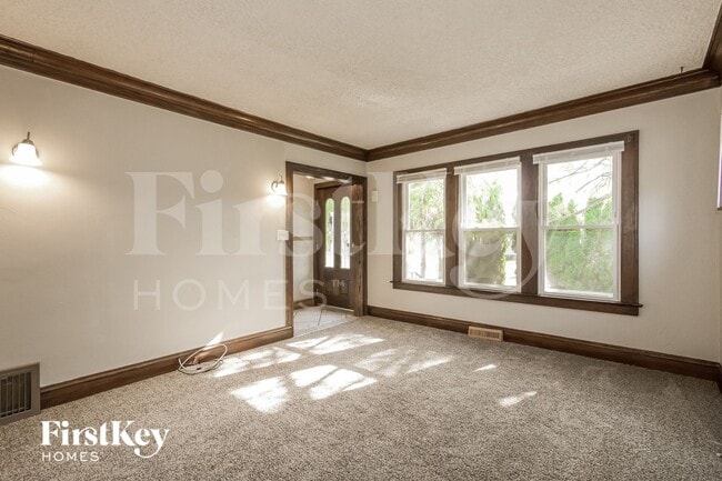 Building Photo - 216 S Elmwood Ave