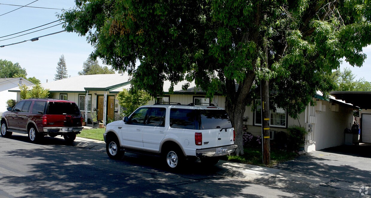Foto del edificio - 1424-1430 Carleton Dr