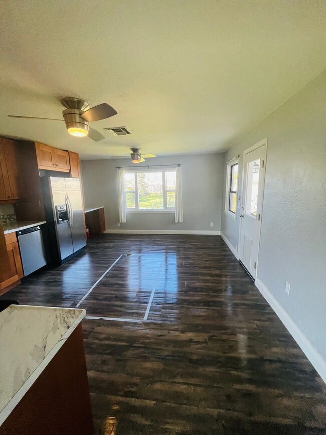 Foto del edificio - 2bed/1bath home in Tahoe Park 12 month lea...