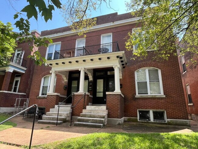 Building Photo - "Executive 2-Bedroom Haven with Gleaming Hardwood Floors in St. Louis City – 3852 Juniata Street!...