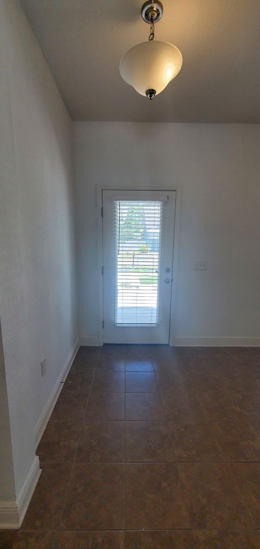 Building Photo - Gorgeous 4-Bedroom, 3-Bathroom Home in Tampa
