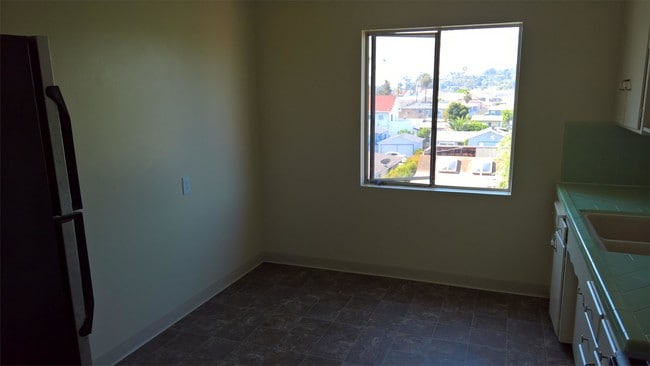 Building Photo - 8267 Orchard Ave