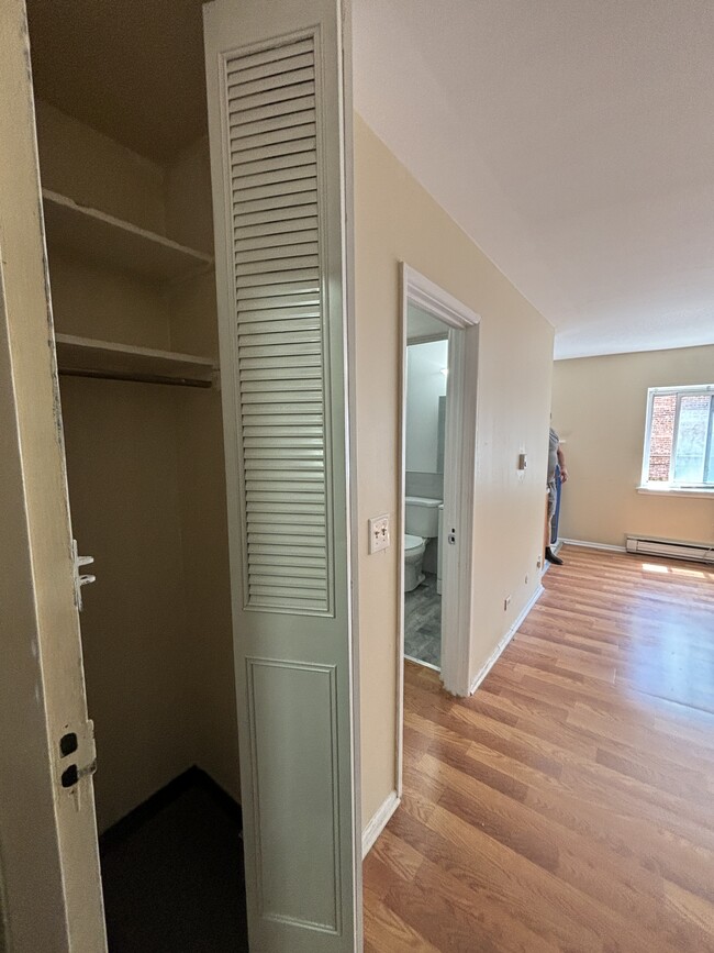 Foto del edificio - 3825 N Pine Grove Ave