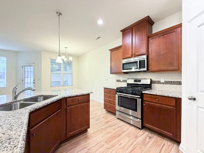Building Photo - 907 Saratoga Dr