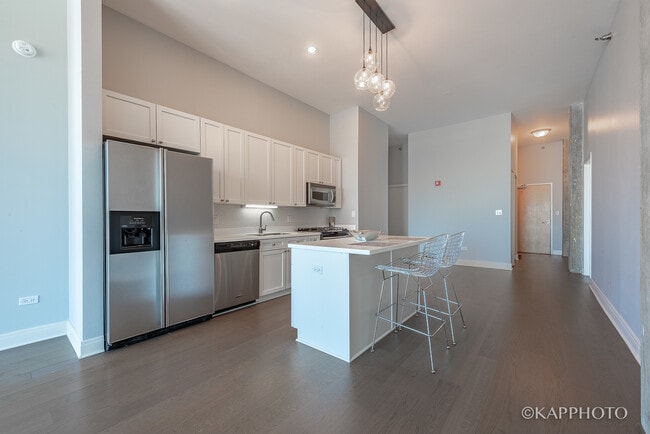 Building Photo - 321 S Sangamon St