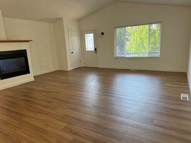 Foto del edificio - MOVE IN SPECIAL $500 OFF FIRST MONTHS RENT...