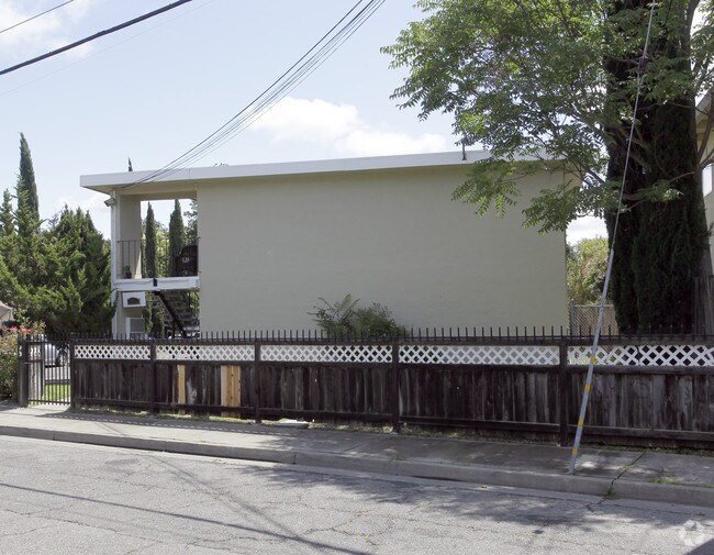 Building Photo - 561 Pecan St