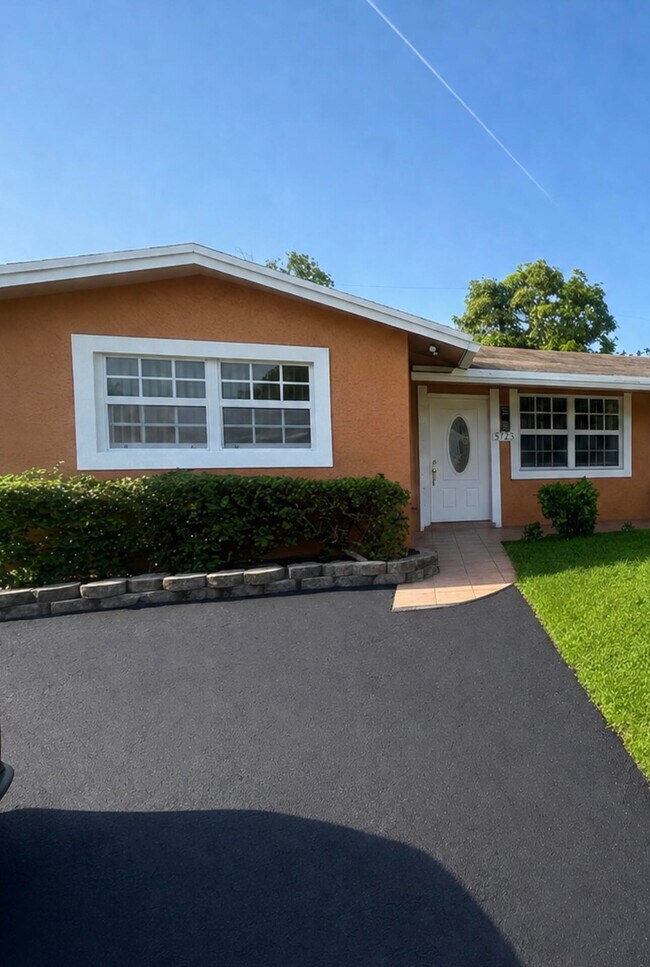 Foto del edificio - 5725 NW 14th St