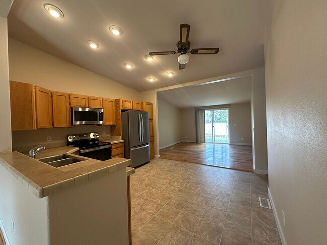 Foto del edificio - 3 Bedroom / 2 Bathroom Home in The Gated Troutcreek Village in Sisters
