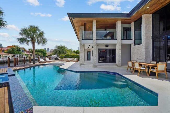 Foto del edificio - 3343 NE 166th St