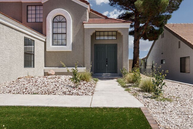 Building Photo - Fully remodeled home with pool in the Lakes