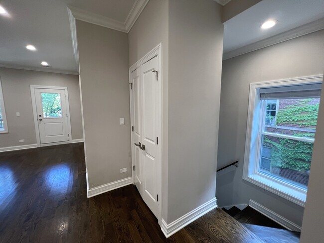 Building Photo - 1744 W Winnemac Ave