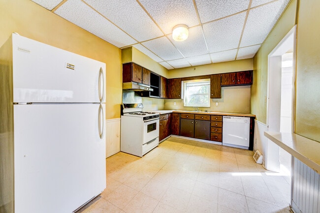 Building Photo - AVAILABLE JUNE 2026 - Traditional 2 Bedroom Home in Mt Washington!