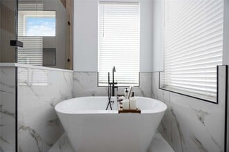 Building Photo - 3028 Lamar St