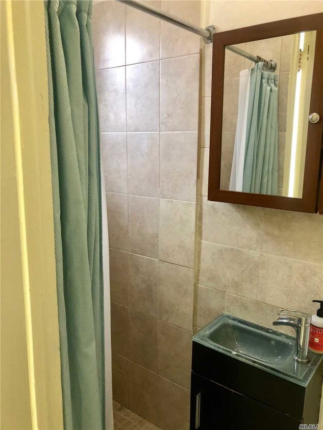 Foto del edificio - 53-21 Roosevelt Ave