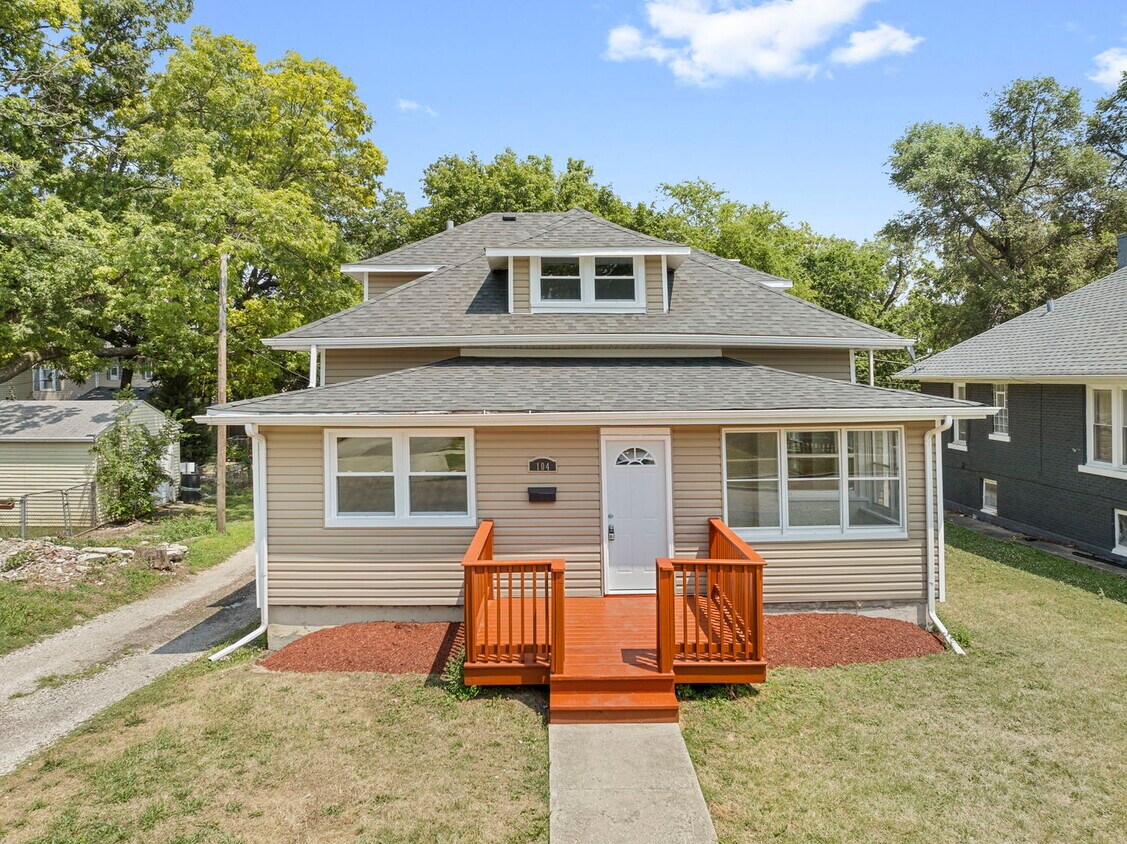 Primary Photo - 104 S Seeser St