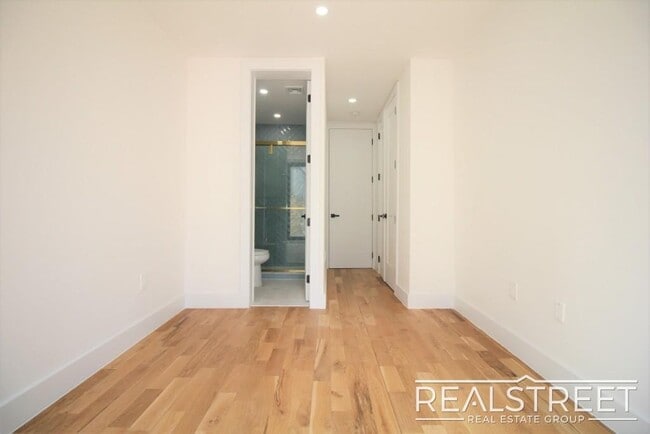 Foto del edificio - Spacious 3-Bedroom Duplex with Private Outdoor Space in Prime Bed-Stuy
