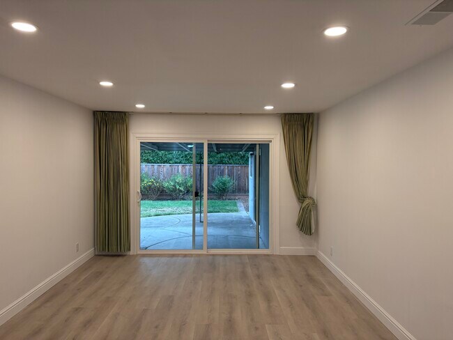 Foto del edificio - 4054 Lemoyne Way