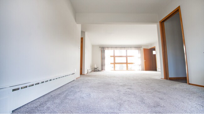 Building Photo - 1402-1402 Summit Ave