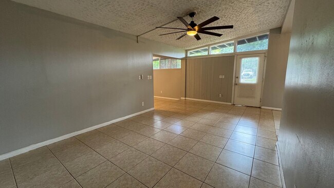 Foto del edificio - Spacious 5/2 for rent in Normandy Village ...
