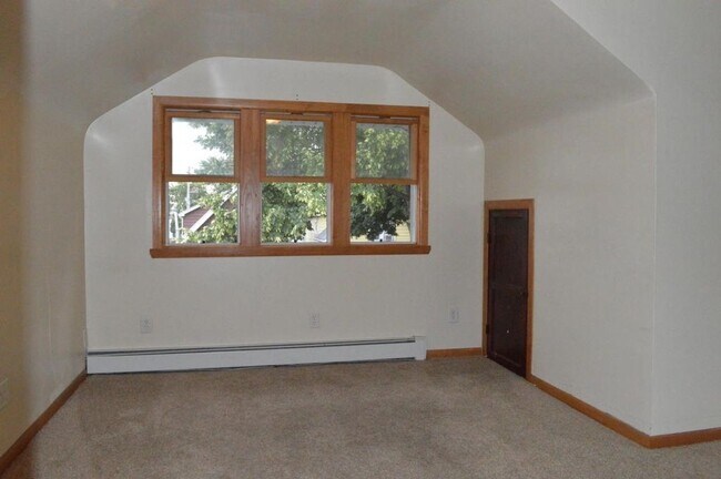 Building Photo - Stunning West Allis 2br upper un