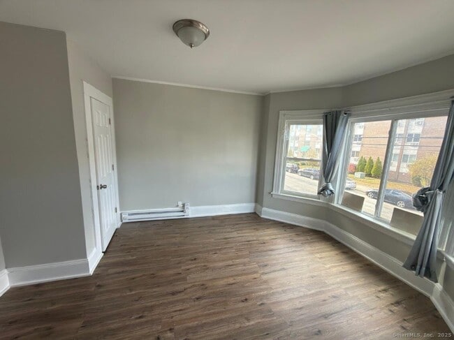 Foto del edificio - 352 Benham Ave