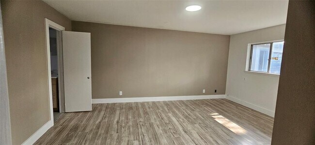 Foto del edificio - 5935 Greenmont Dr