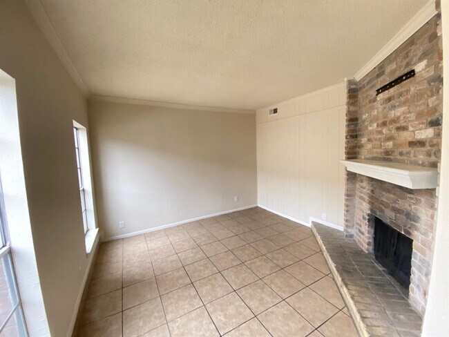 Foto del edificio - 7700 Creekbend Dr