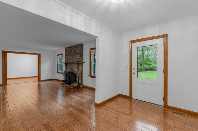 Building Photo - 190 E Rocks Rd