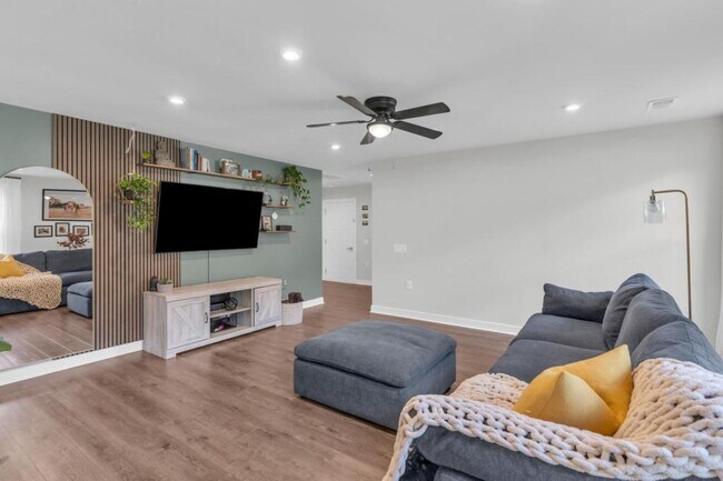 Building Photo - 922 Daylily Cir