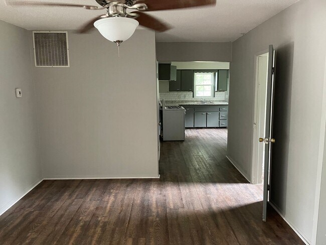 Building Photo - $1095 - 4 bed 1 bath - Single Family Home