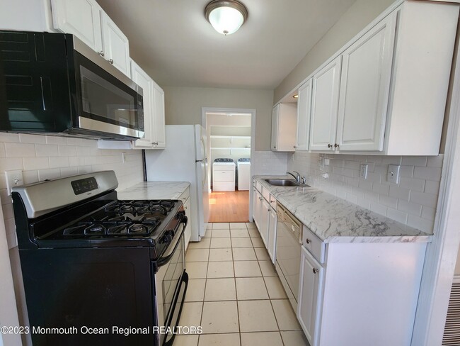 Building Photo - 993 Sunset Way