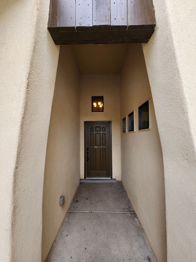 Building Photo - 4070 Bella Sierra Dr