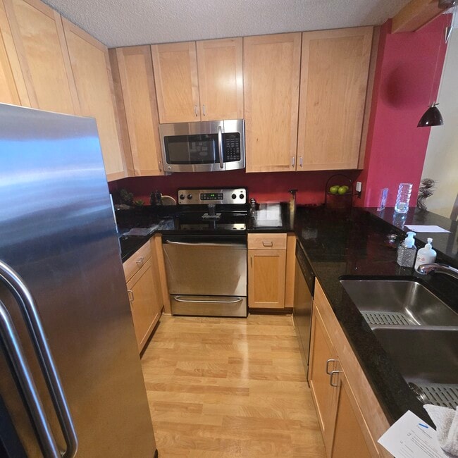 Horno de cocina, microondas, triturador de basura - 401 S 1st St