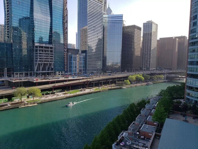 Foto del edificio - 445 E North Water St