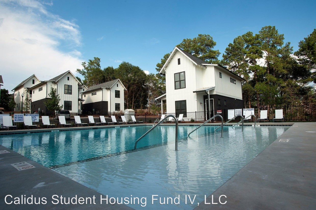 Foto principal - 4 br, 4.5 bath Room For Rent - 240 Elm Street