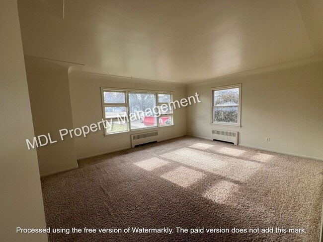 Building Photo - Available NOW! 3 bed 1 bath single family home!
