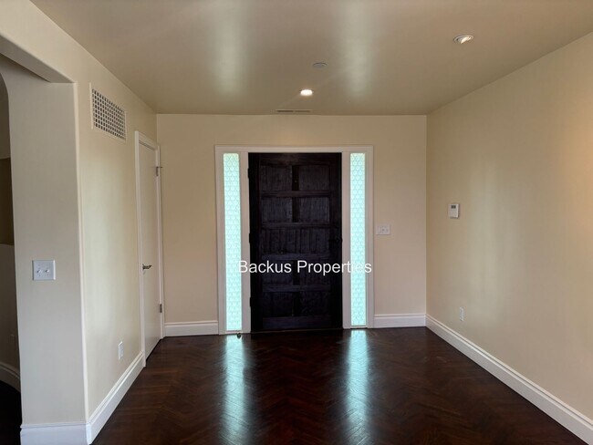 Foto del edificio - Stunning three bedroom home in picturesque...
