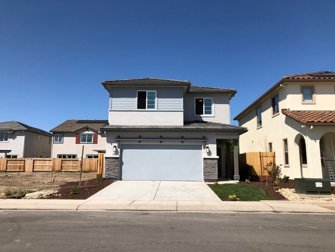 Foto principal - Modesto 3 Bedroom 2.5 Bath Newer Construction