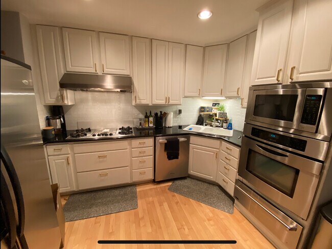 Photo - 4008 N Clarendon Ave Apartment