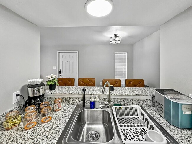 Foto del edificio - 16951 Addison Rd