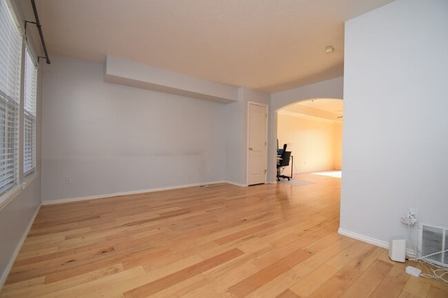 Building Photo - 874 Forest Park Ct