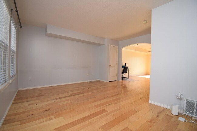 Foto del edificio - 874 Forest Park Ct