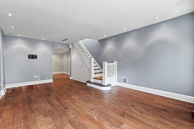 Foto del edificio - 2443 E Cumberland St