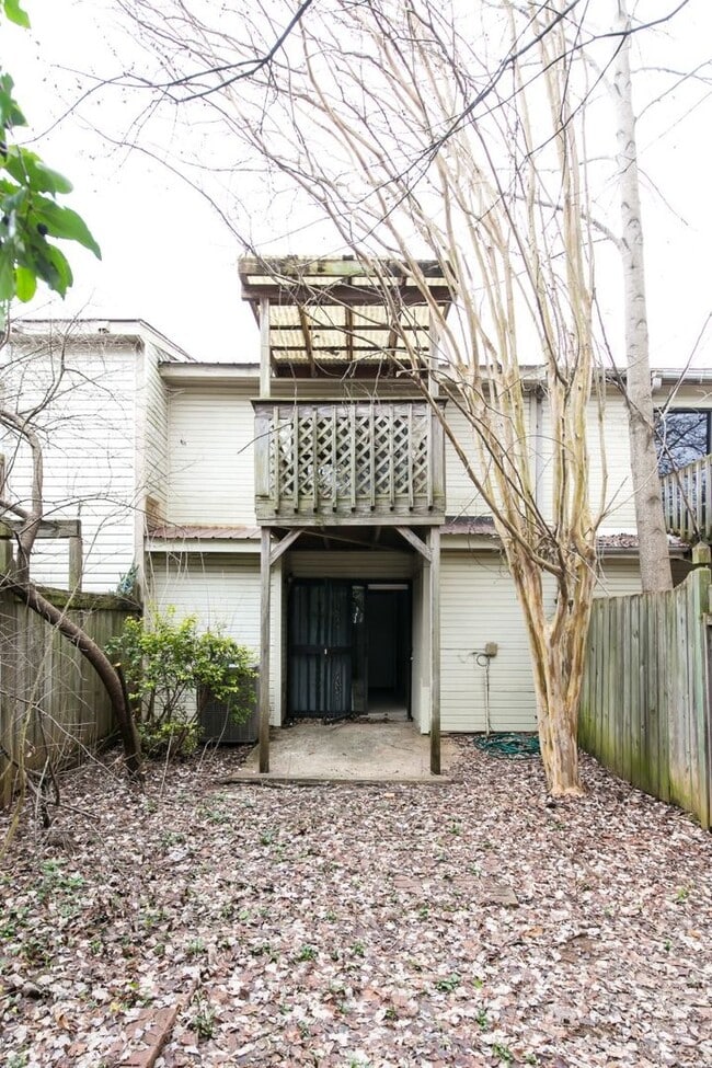 Building Photo - Chic & Spacious Townhome – 3 Beds, 3 Baths, and Modern Charm!