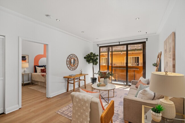 Building Photo - 828 N Hudson Ave
