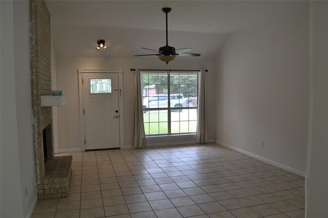 Foto del edificio - 2500 Cherrylawn Dr