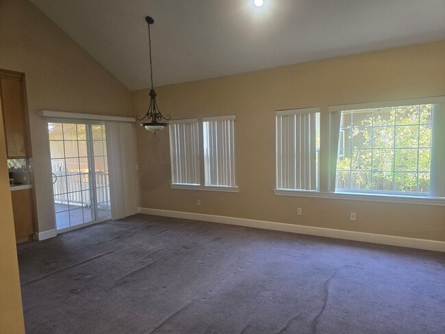 Building Photo - 3 bed 2 bath Home for Rent in Grants Pass